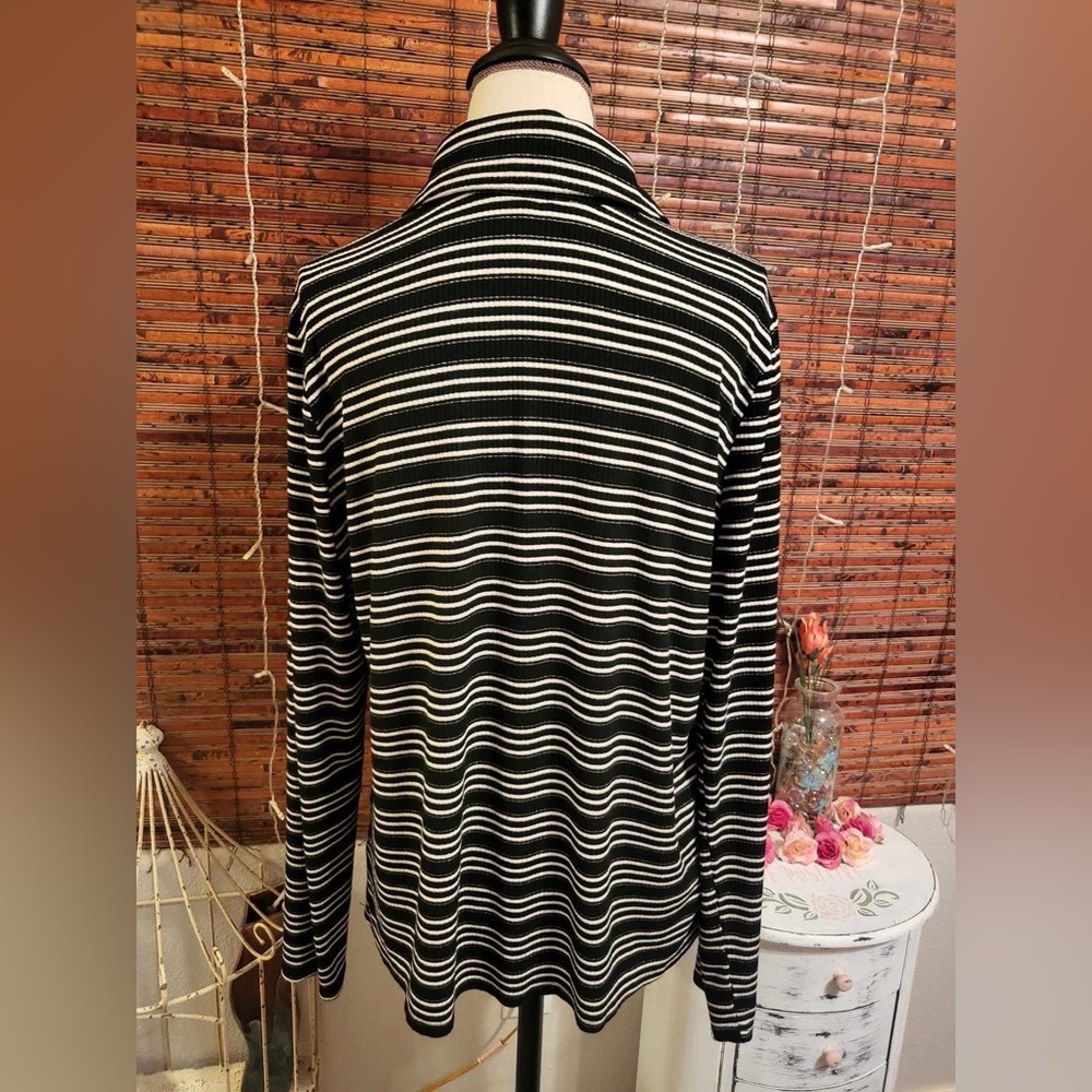All In Love top. - Picture 3 of 4